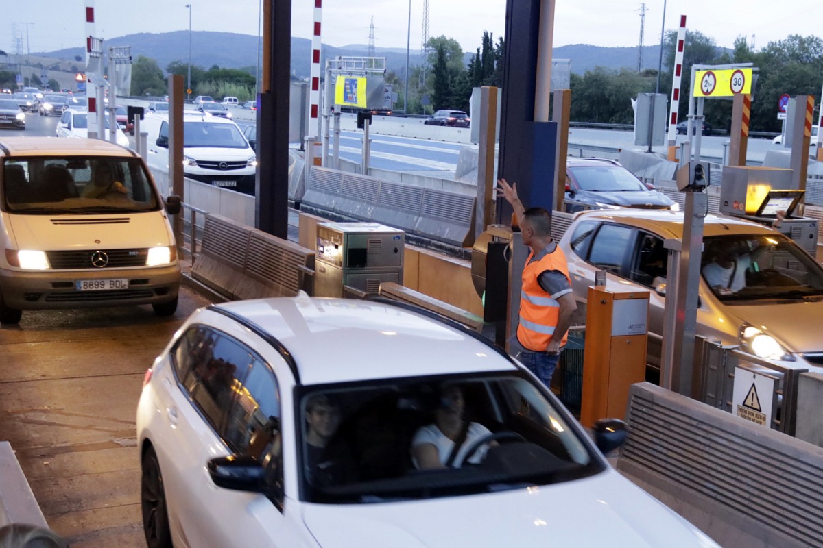 Vehicles passen pel peatge de l'AP-7 a la Roca del Vallès, ja sense barreres.