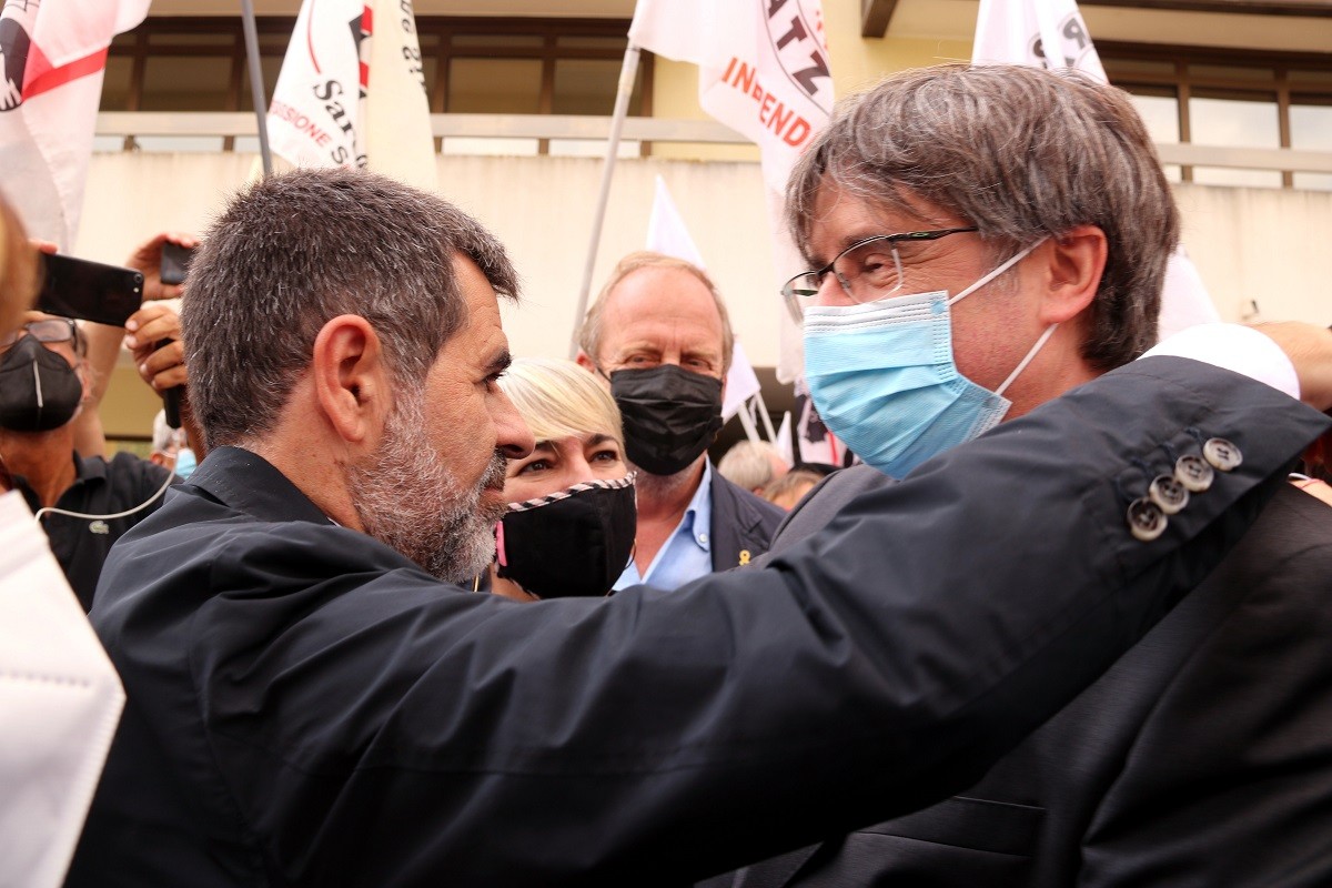 Jordi Sànchez i Carles Puigdemont, després de la detenció de l'expresident a l'Alguer. 