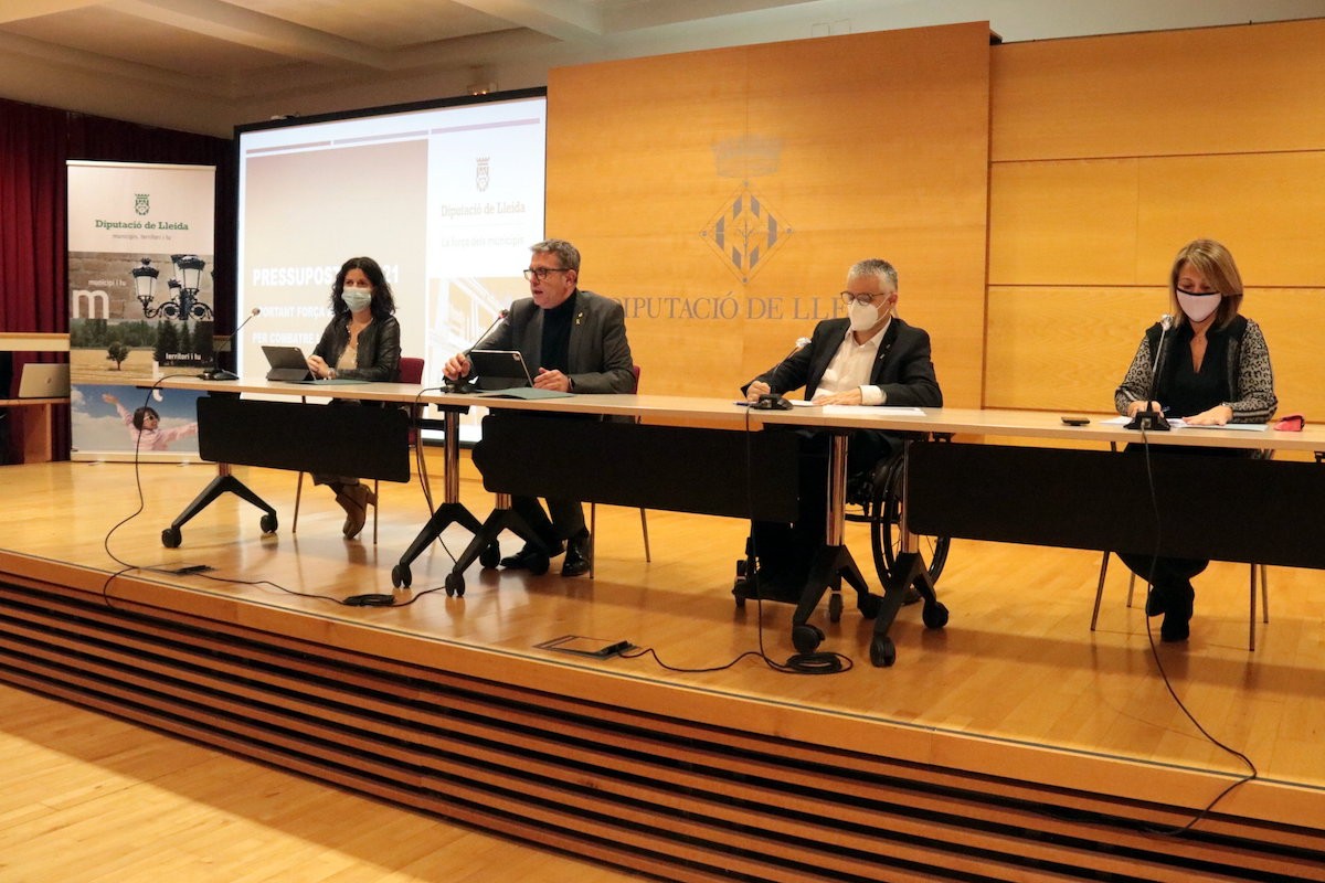 Els membres de la Junta de Govern local presentant el pressupost
