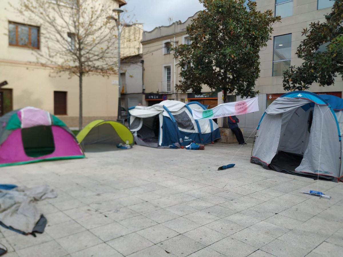 Acampada de la PAH Rubí a la plaça Pere Esmendia.