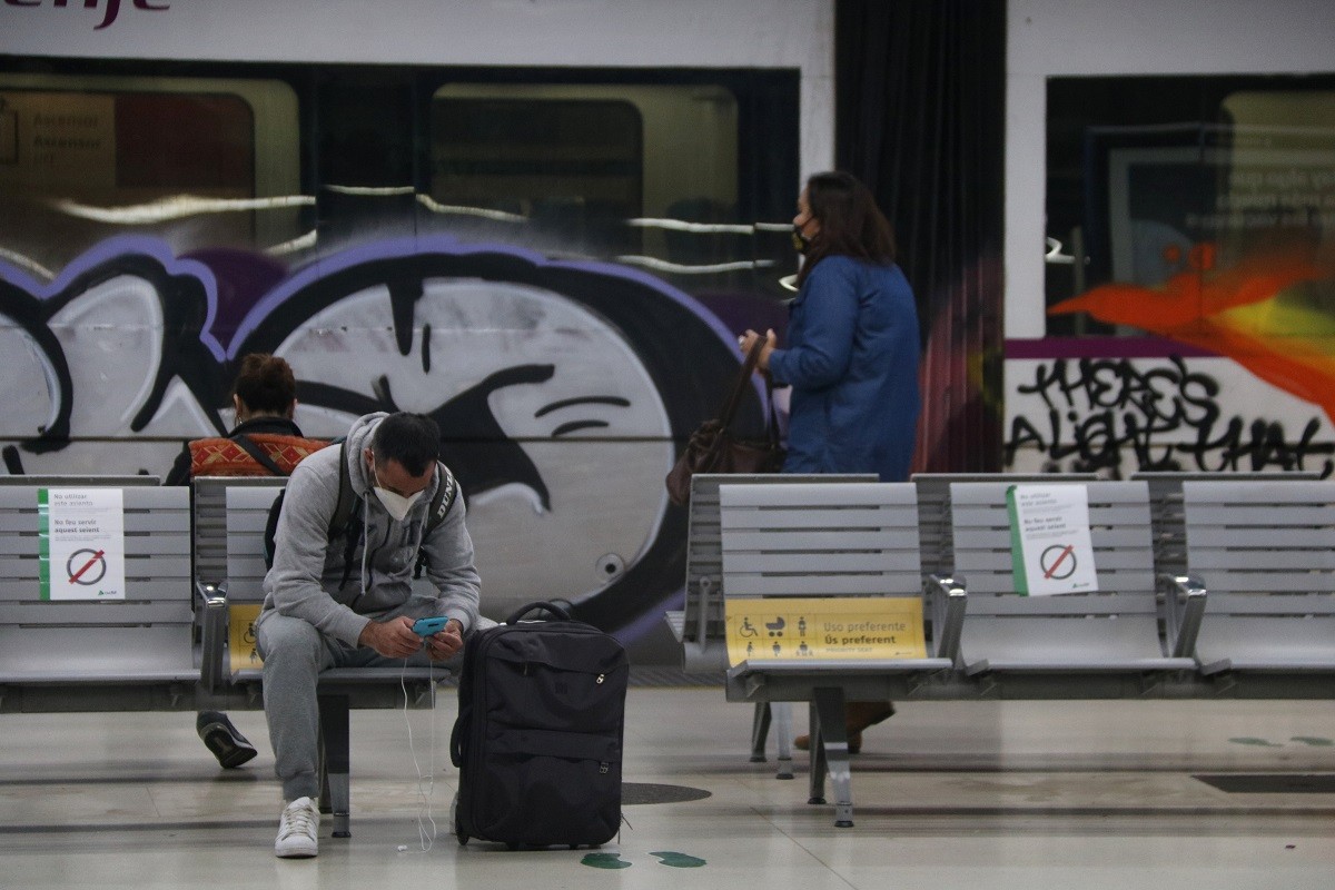 Passatgers esperant a l'estació de Sants en el quart dia de vaga 