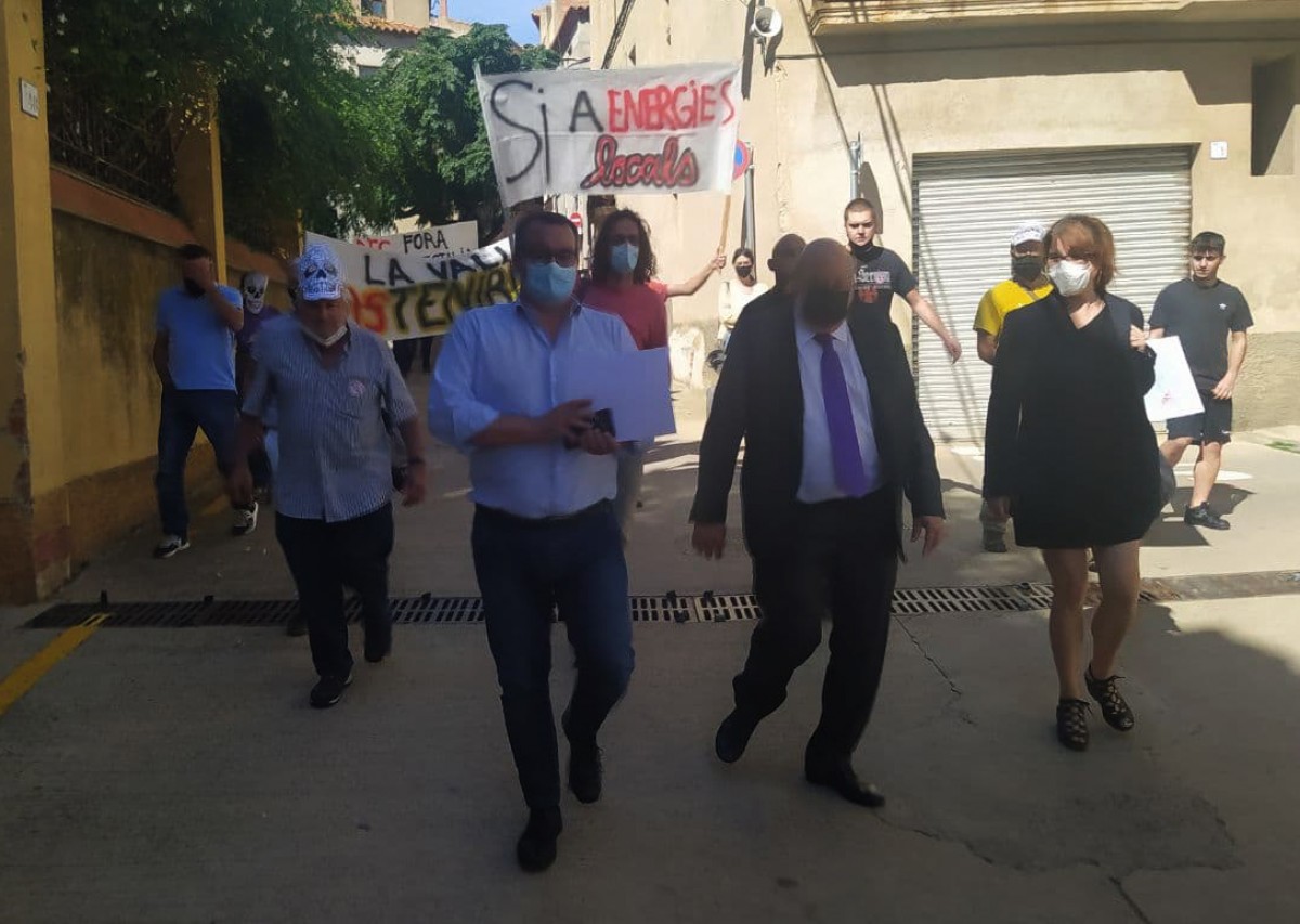 L'alcalde de l'Aleixar, Antoni Abelló, i al seu costat Fernando Samper, amb tot de manifestants perseguint-lo pels carrers del poble.