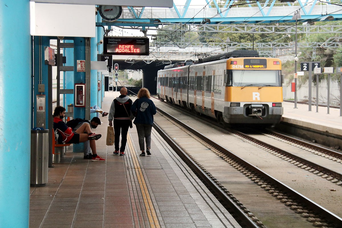 Un tren atapeït de viatgers durant la vaga a Rodalies.