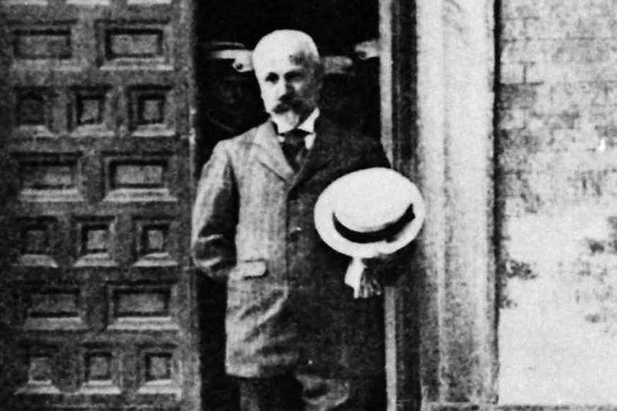 Francesc Ferrer i Guàrdia, sortint dels jutjats de Madrid el 1906.
