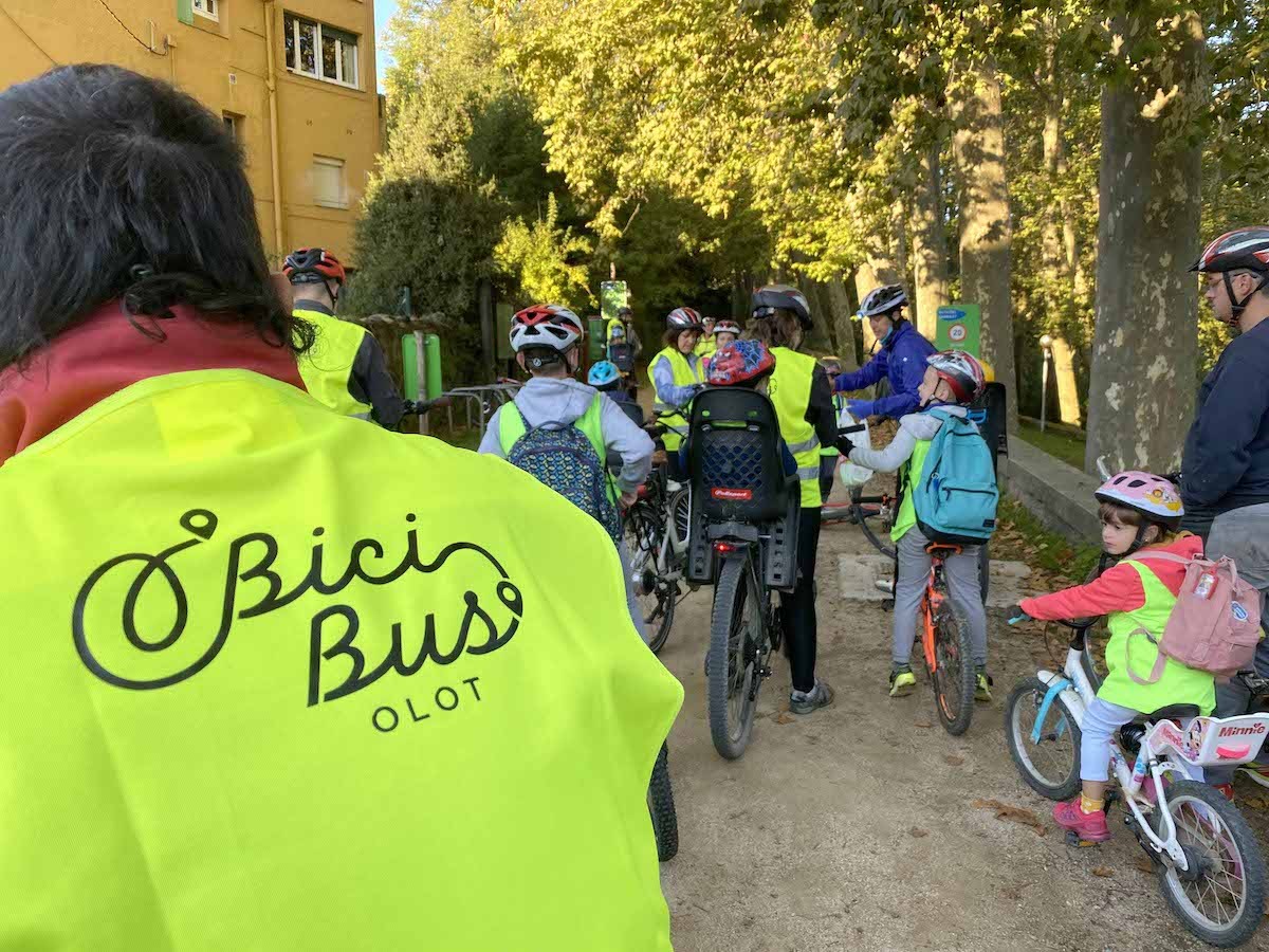 El bici bus cap a l'escola Sant Roc d'Olot s'ha posat en marxa aquest matí.
