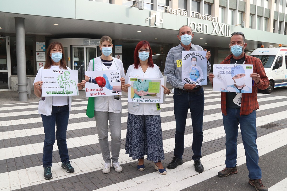 Representants sindicals de CATAC-CTS-IAC presentant la campanya contra les agressions a les portes de l'Hospital Joan XXIII de Tarragona.