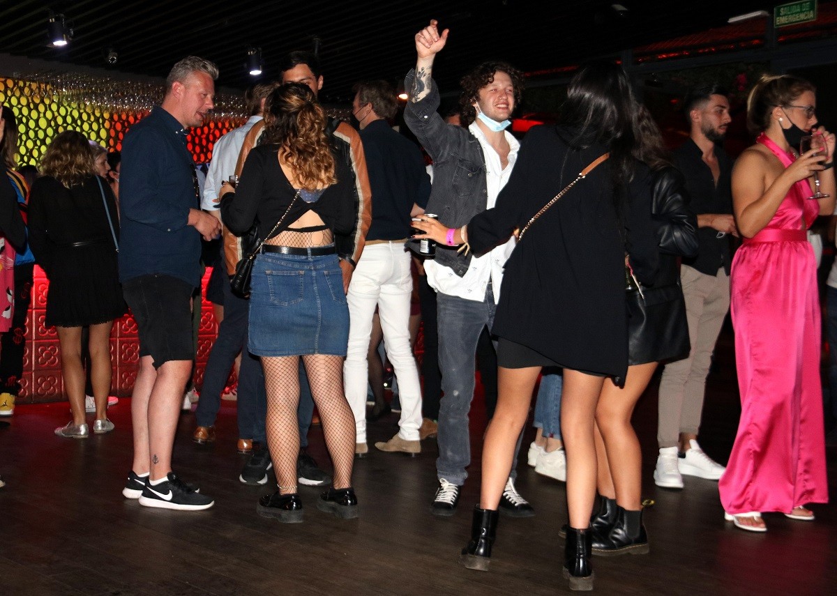 Persones ballen a la discoteca Shöko de Barcelona la primera nit de reobrtura de l'oci nocturn.