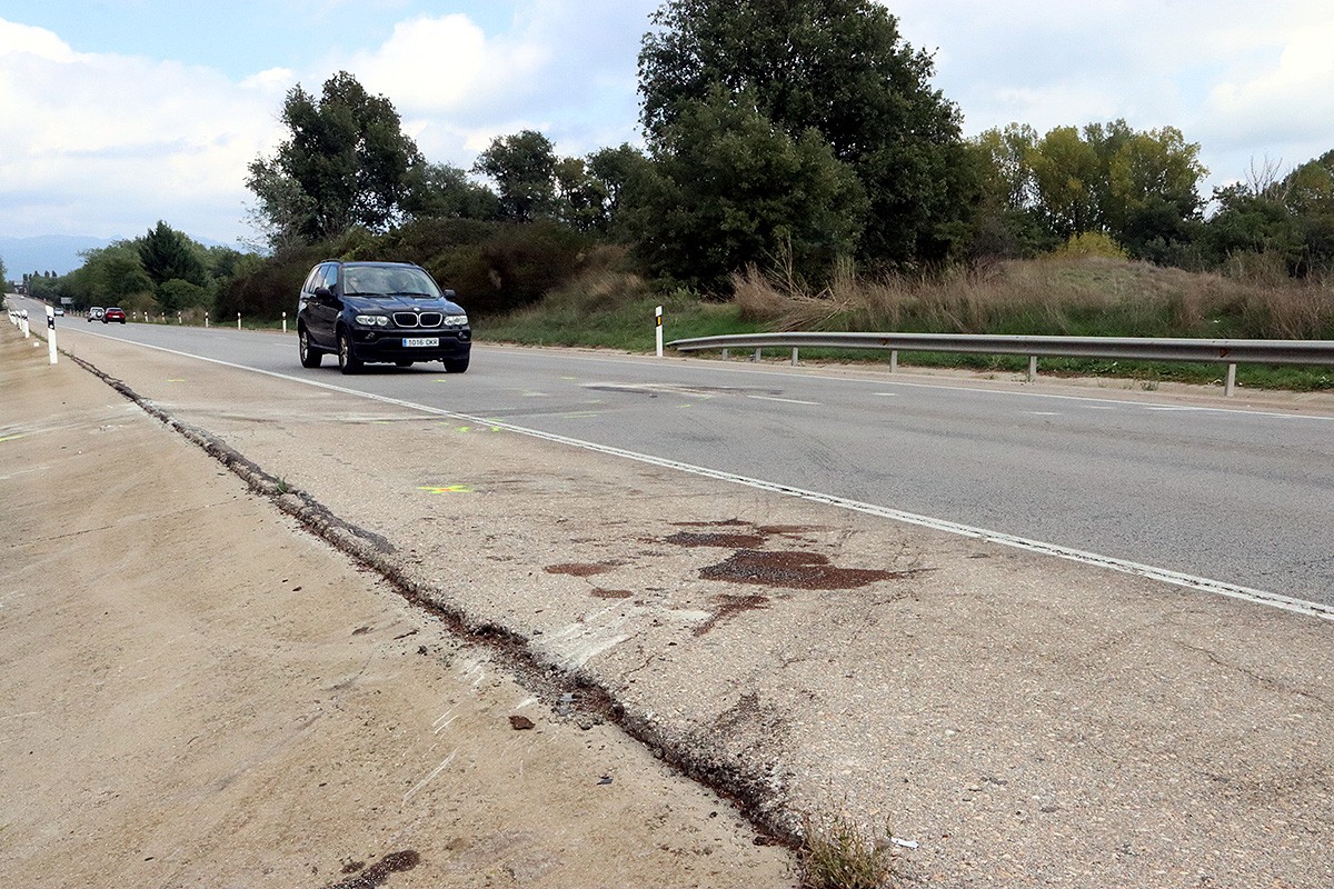 La carretera C-37 amb marques a la carretera al punt on s'ha produït l'accident mortal-