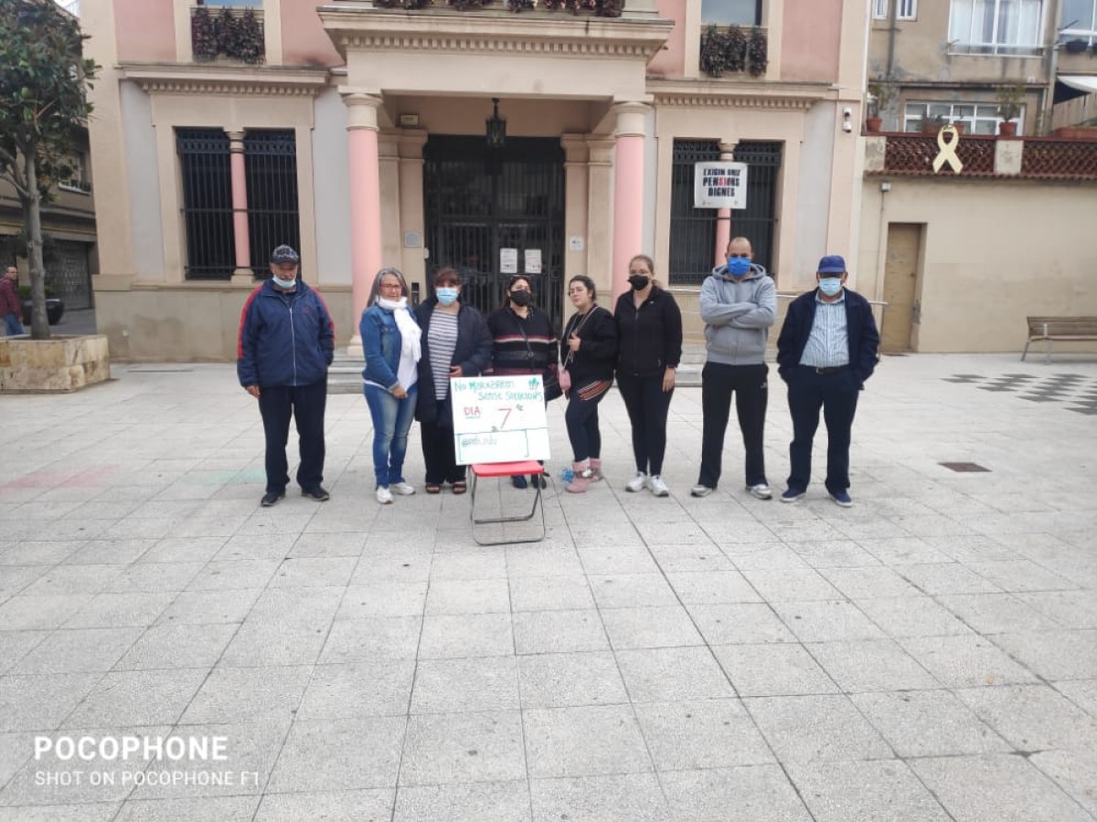Membres de la PAH Rubí, a la plaça de l'Ajuntament aquest diumenge.