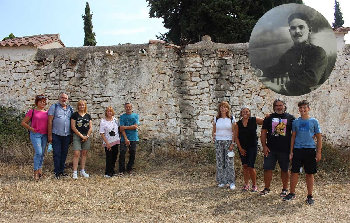 La família de Joaquim, amb la seua imatge a la dreta de la fotografia, junt a les creus del mur exterior del cementiri de Vallderoures.