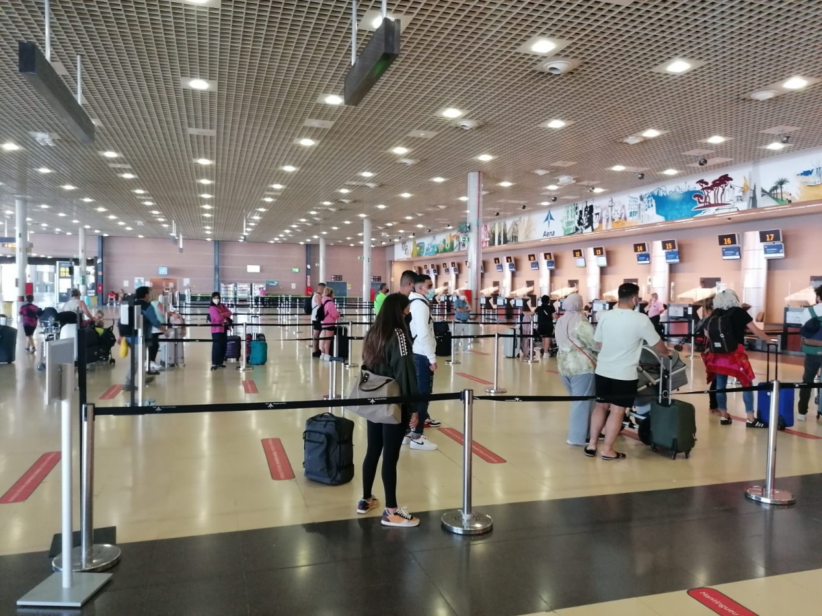 Passatgers a la terminal de l'aeroport de Reus