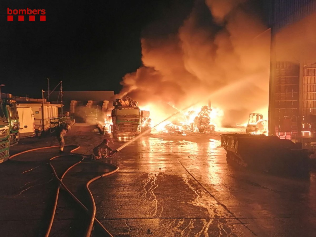 Foto d'ahir la nit quan va iniciar l'incendi de la nau industrial a Amposta