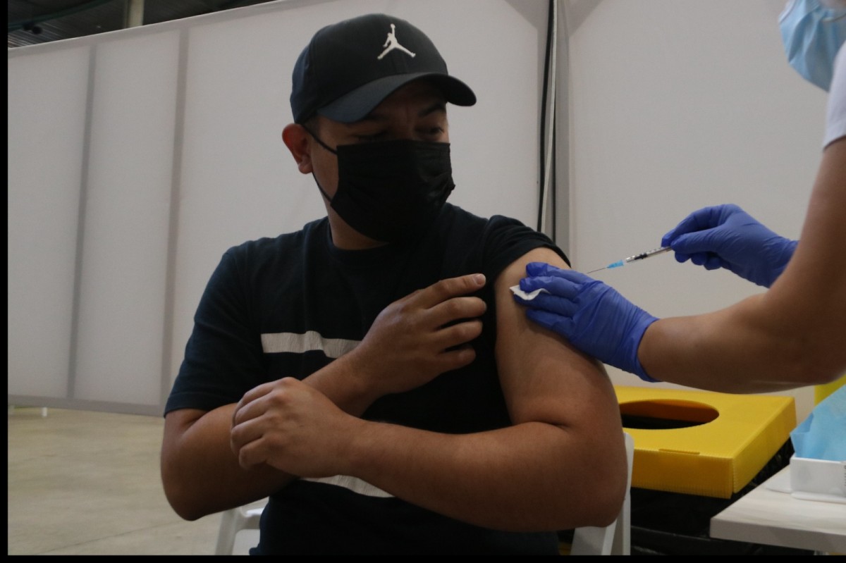 Un home rep la vacuna de la covid-19, dies enrere