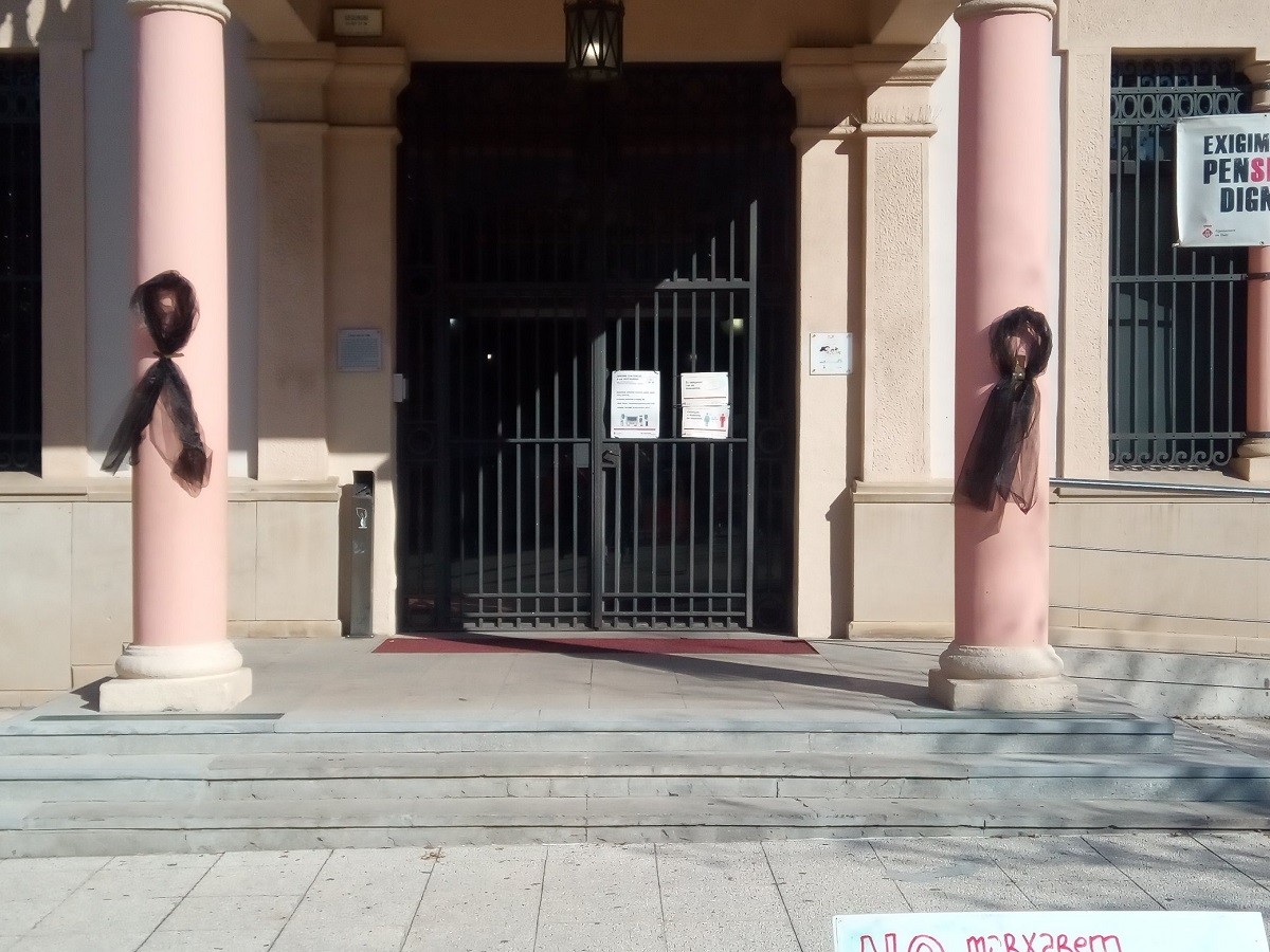 Els llaços negres, penjats a l'entrada de l'Ajuntament de Rubí.