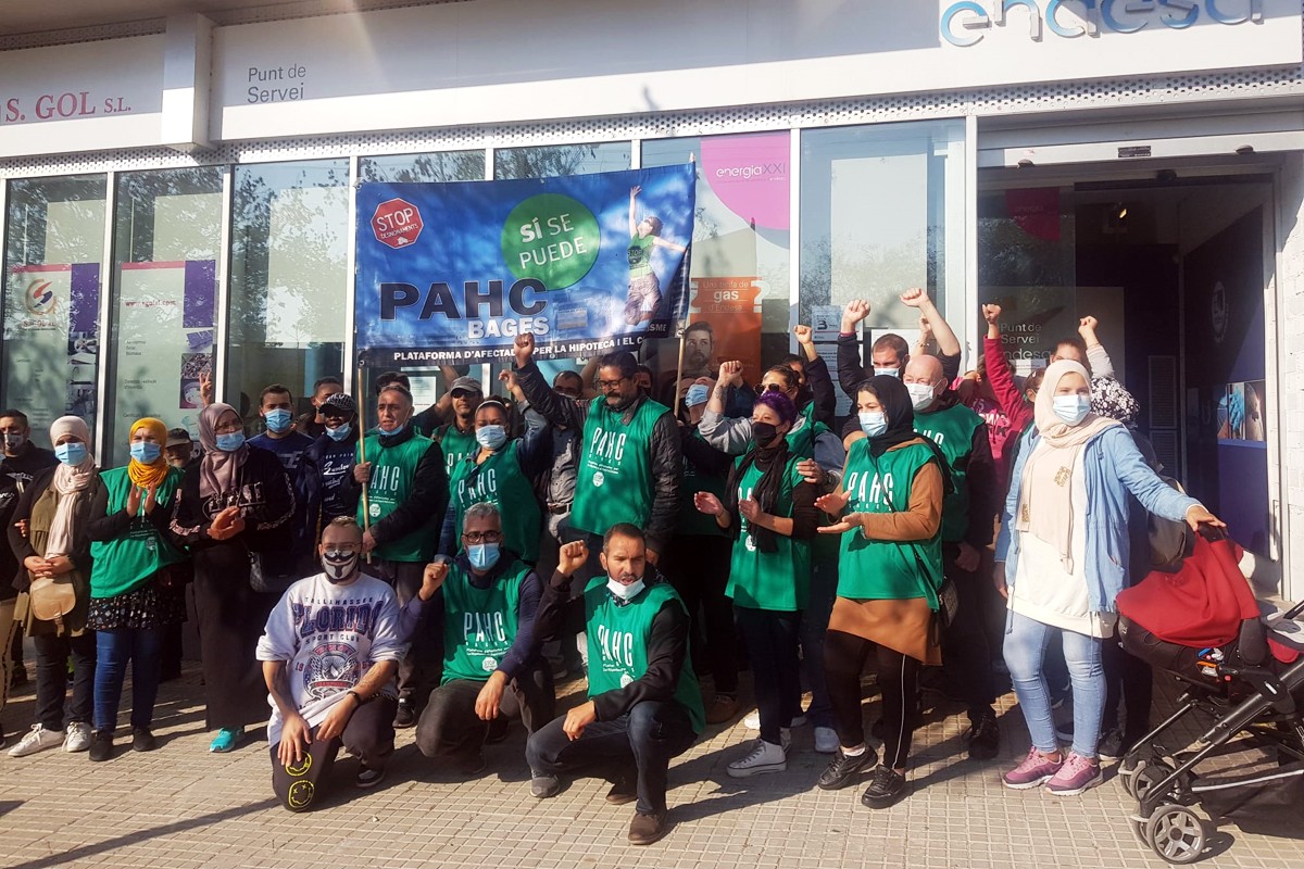 Membres de la PAHC Bages davant de Gol, distribuïdora d'Endesa