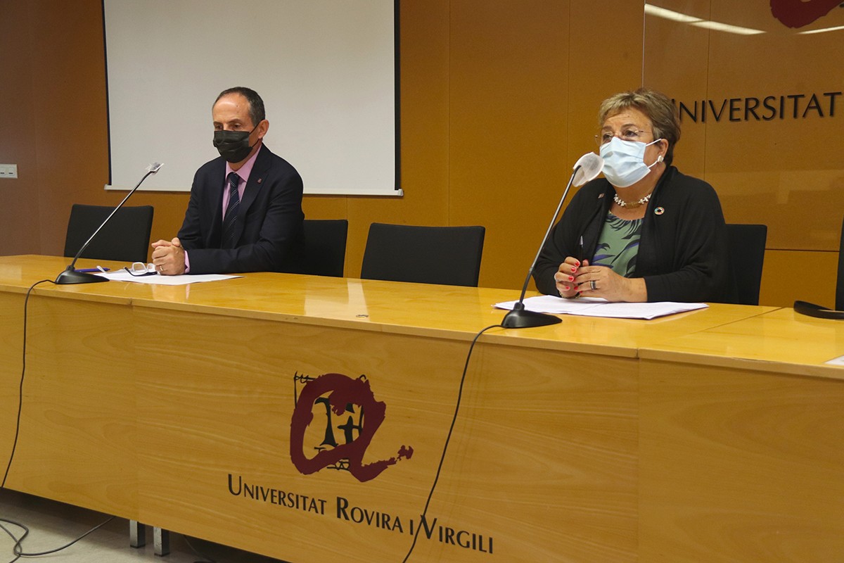 La rectora de la URV, María José Figueras, i el doctor Urbano Lorenzo, que ha impartit la lliçó inaugural del curs acadèmic.