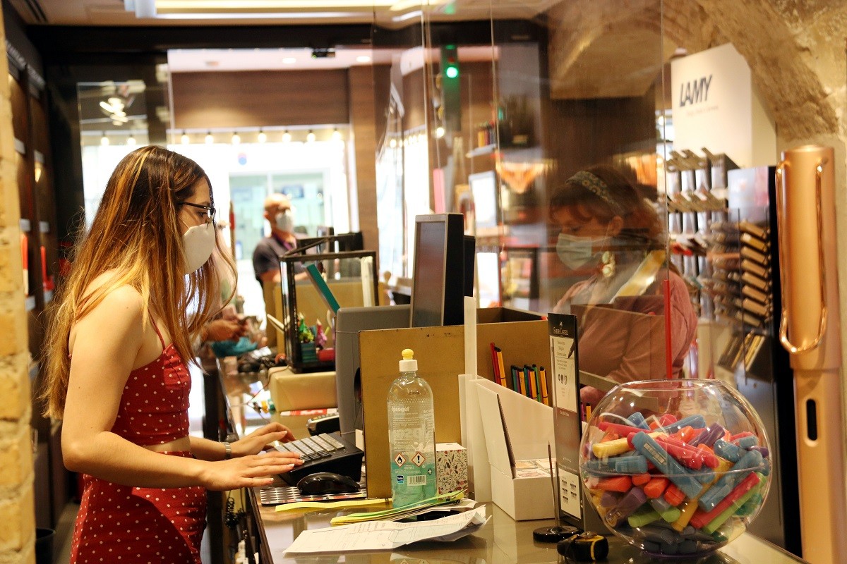 Una dependenta cobrant a la botiga Raima, a Barcelona, en una imatge d'arxiu.