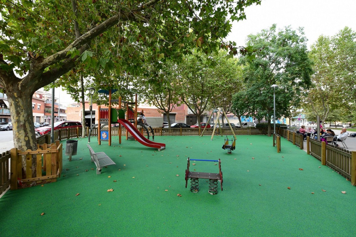 Nou aspecte del parc infantil del carrer Santa Fe.