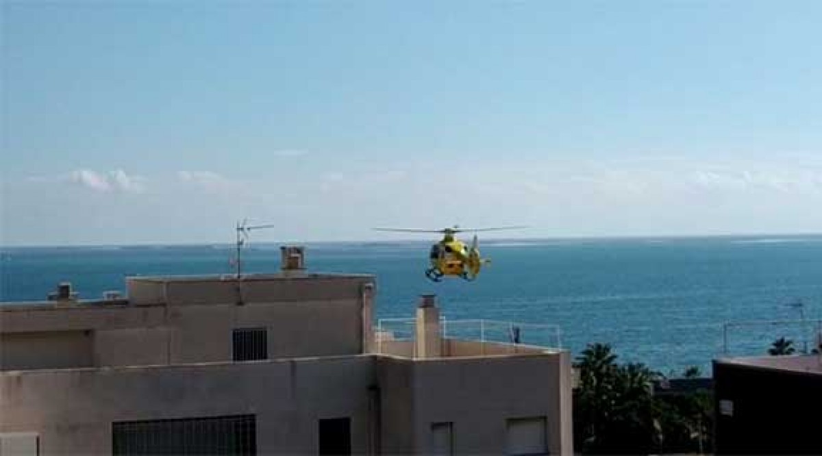 L'helicòpter del SEM abans d'aterrar este dimarts per atendre el ferit a la Ràpita.
