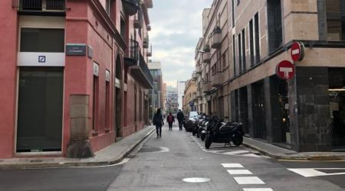 Imatge actual del carrer Castella on es farà properament la urbanització en plataforma única.