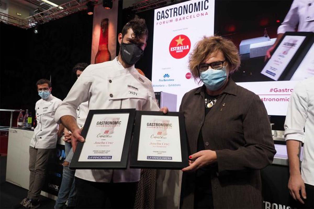 Joseba Cruz recollint el Premi cuiner 2021