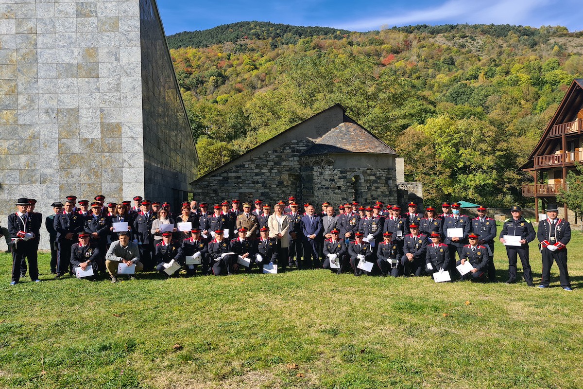 Oliva, segon per la dreta, amb altres Mossos i policies guardonats durant el Dia de les Esquadres