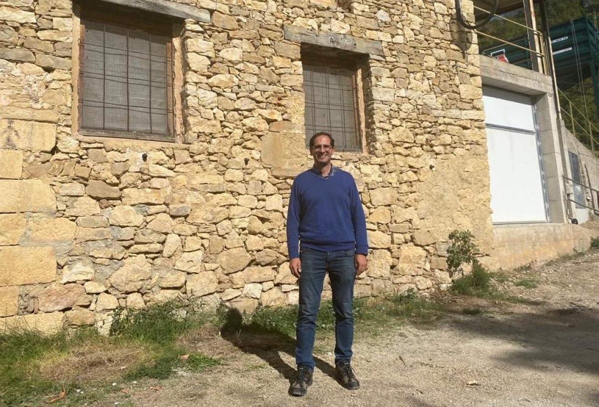 Ivan Caelles davant el molí d’oli de Sant Miquel de la Vall