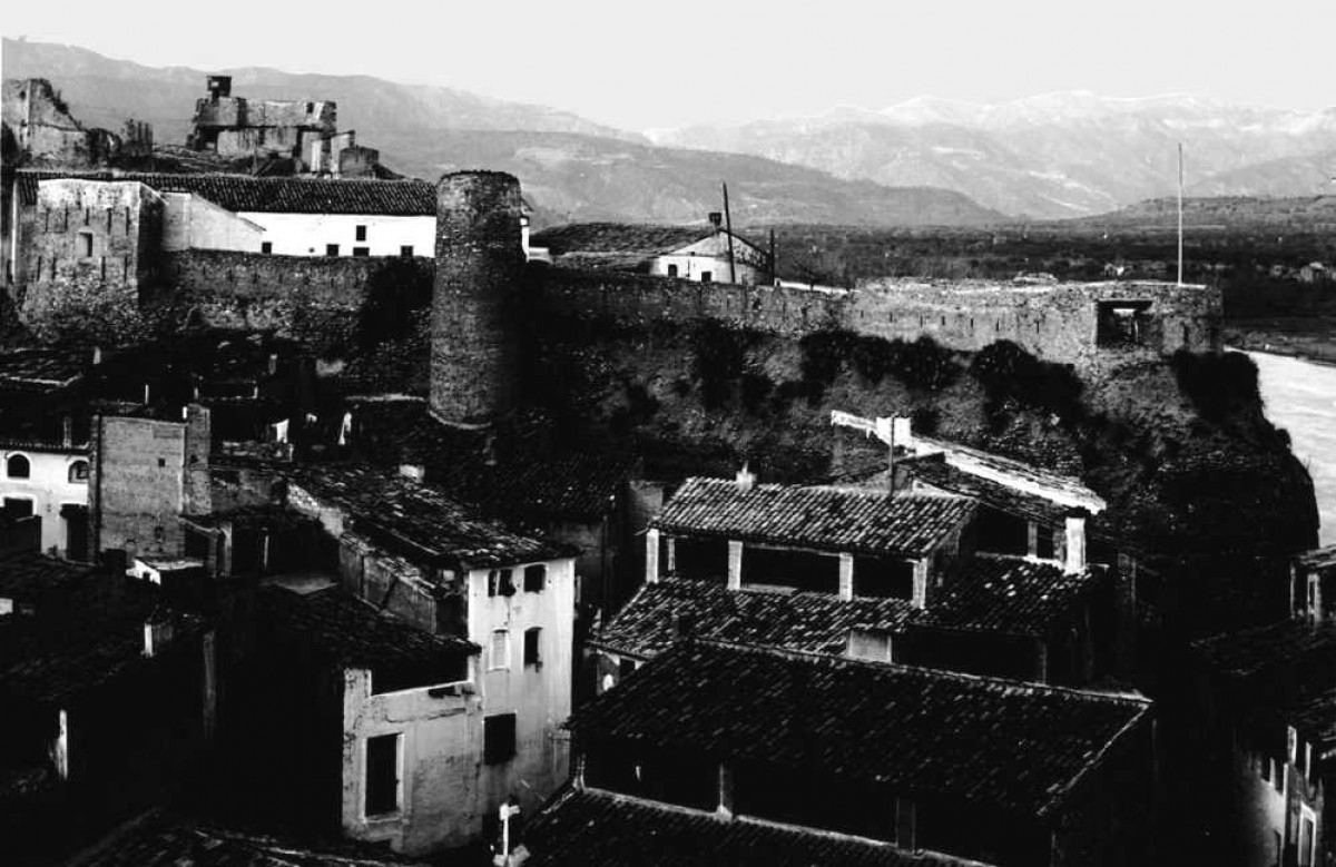Vista urbana de Móra d'Ebre amb el Castell al fons. (1915) 