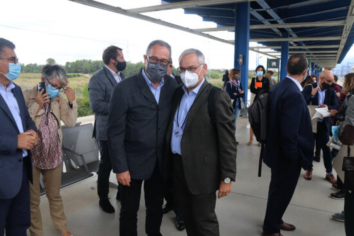 Pla mitjà del coordinador de Rodalies, Pere Macias, i del comissionat del corredor mediterrani, Josep Vicent Boira, a l'estació de Camp de Tarragona. 