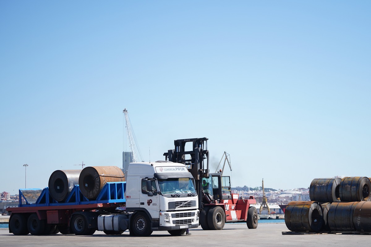 Un camió transportant bobines de ferro, al Port de Tarragona