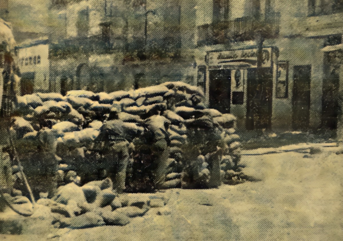 Fotografia de l'actual avinguda Catalunya de Gandesa durant el transcurs de la Batalla de l'Ebre