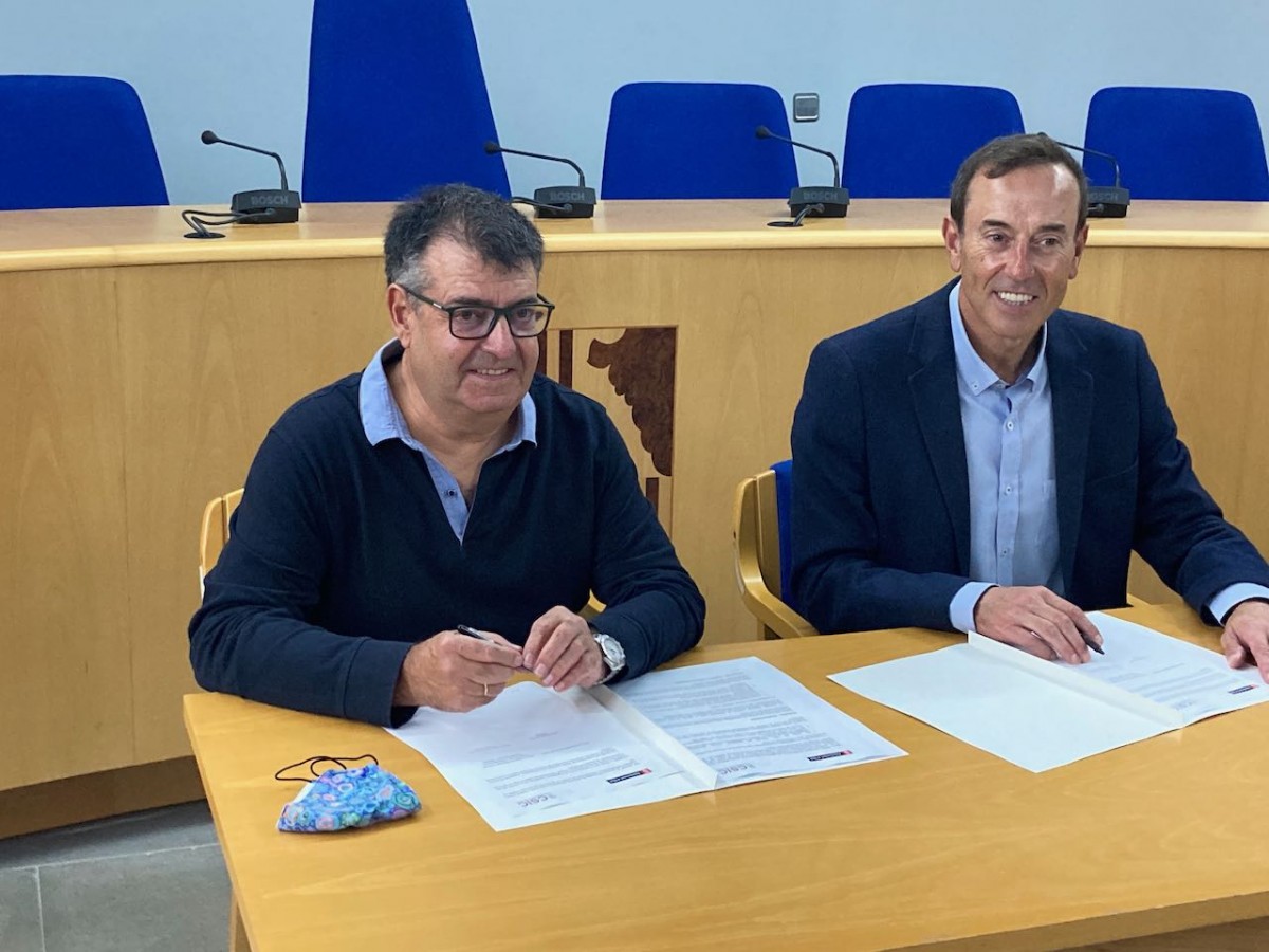 Joan Martí i Pep Berga han signat el conveni a l'Ajuntament d'Olot.