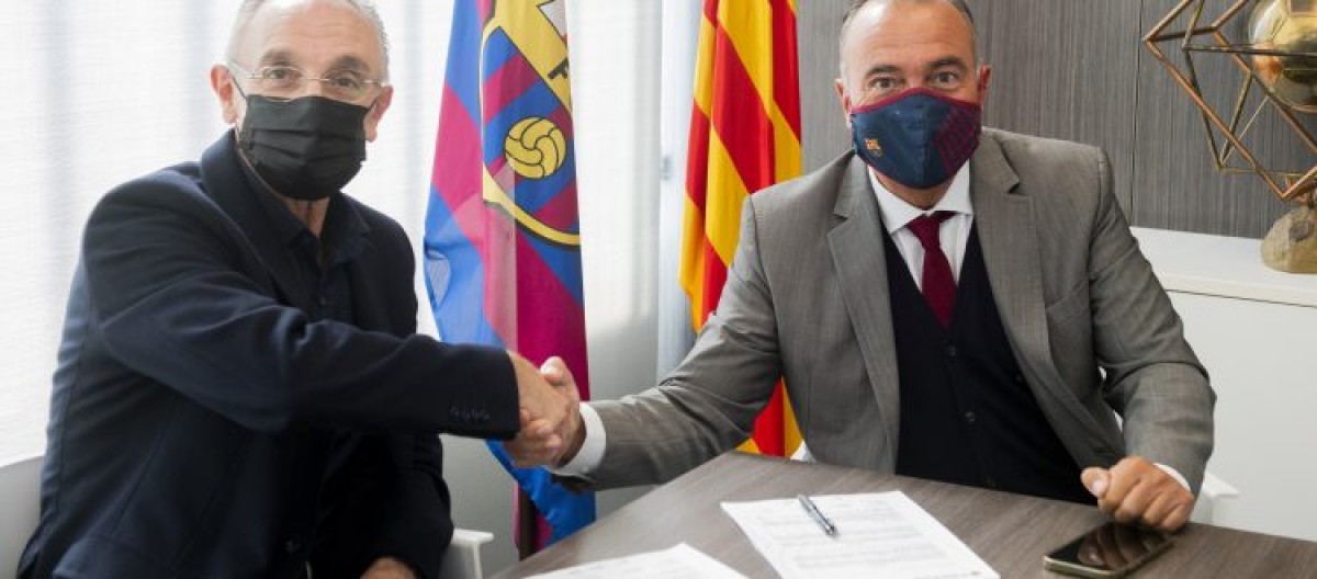 Rafael Yuste (FC Barcelona) i Joan Agustí (UE Olot) durant la signatura del conveni.