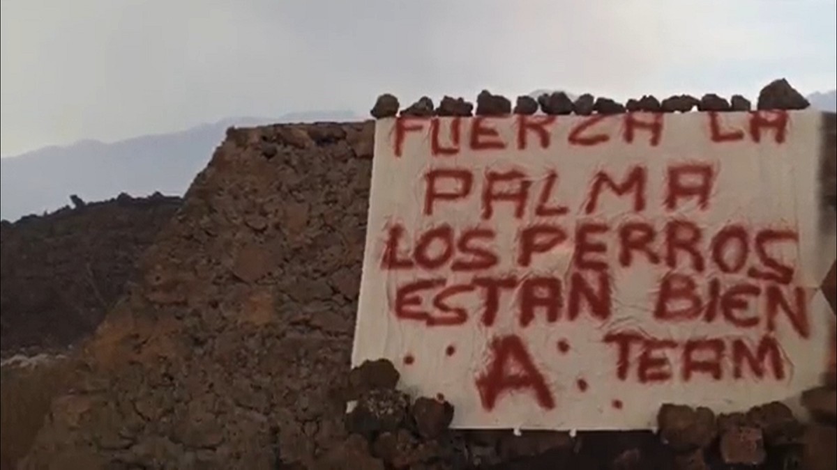 La pancarta enmig de la lava de La Palma