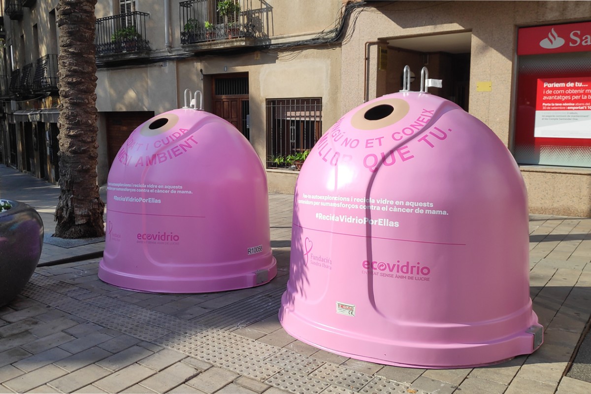 Els dos contenidors, situats a la plaça de Catalunya de Rubí.