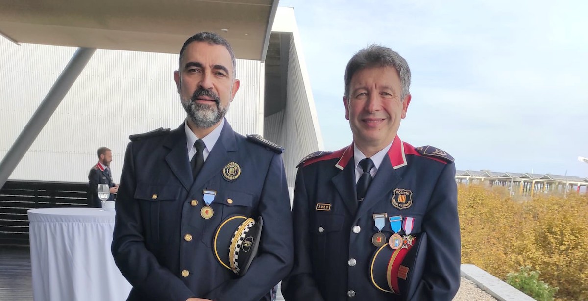 El sotsinspector de la Policia Municipal d’Olot, Ignasi López, llueix el reconeixement atorgat pels Mossos d'Esquadra.