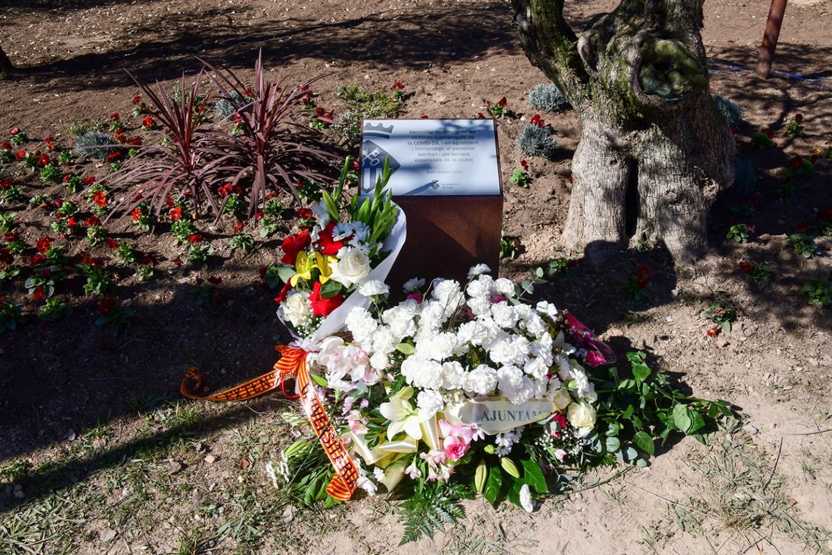 Un ram de flors, dipositat al memorial de les víctimes de la Covid-19 a Rubí.