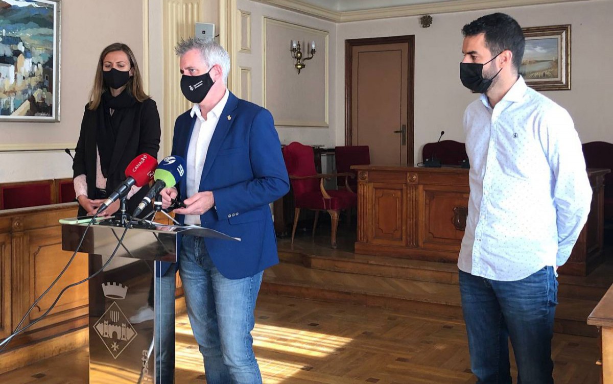 Imatge de la roda de premsa en què l'alcalde, Adam Tomàs, i els tinents d'alcalde Miquel Subirats i Núria Marco han presentat la proposta d'ordenances