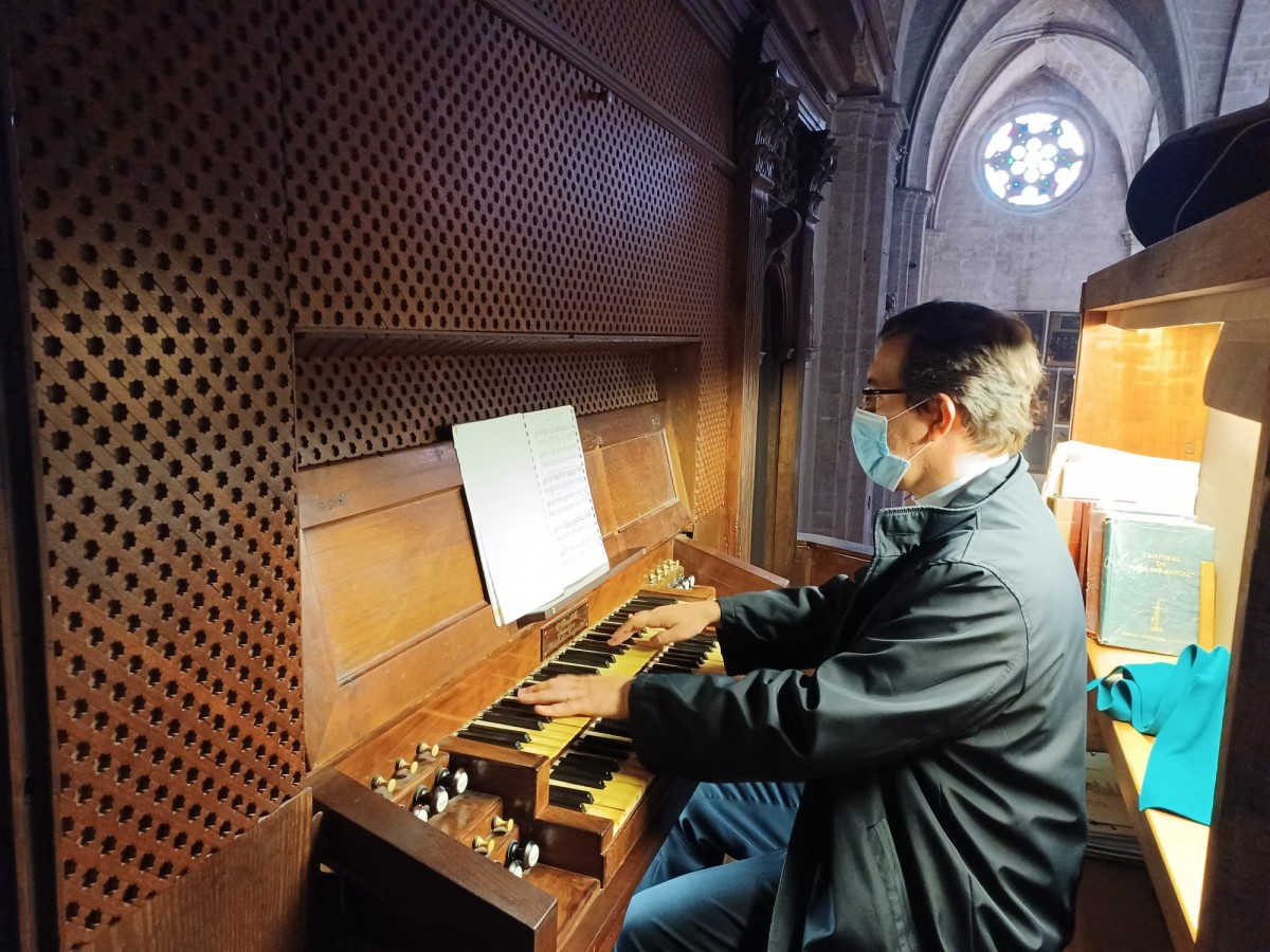 Mossèn Emili Marlés tocant l'orgue centenari