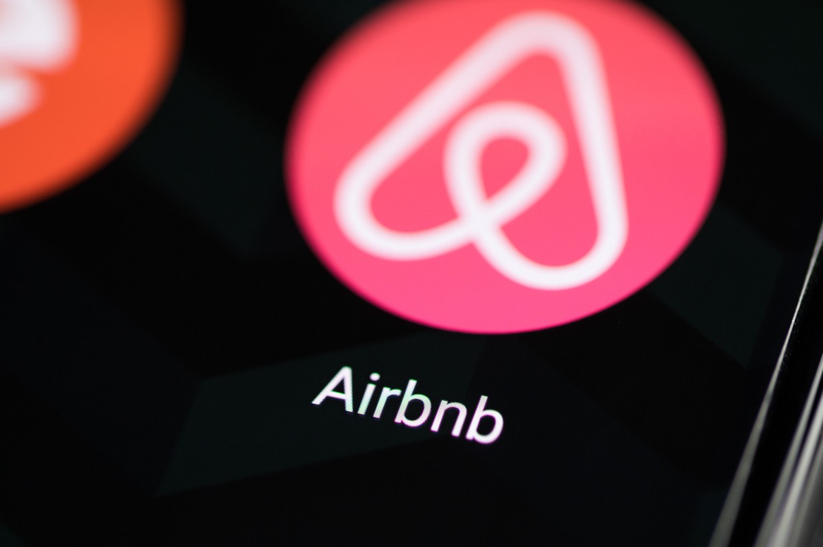 L'App d'Airbnb, instal·lada en un telèfon mòbil.