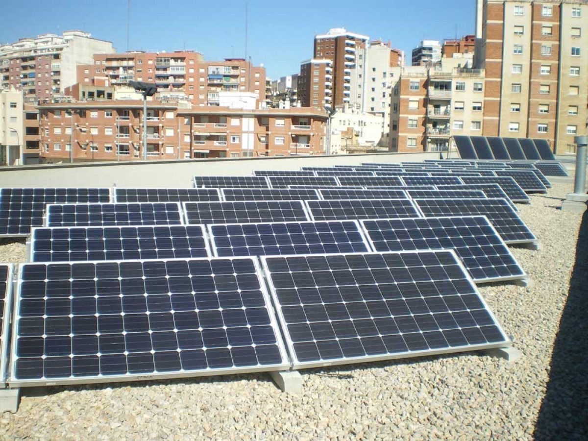 Imatge d'unes plaques solars al terrat d'un edifici municipal