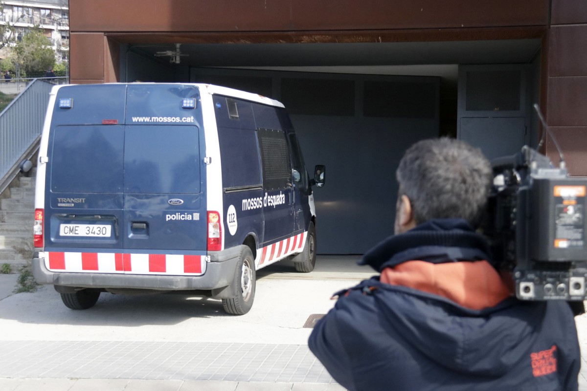 Un dels furgons amb els agents de la Policia Local de Llinars del Vallès detinguts.