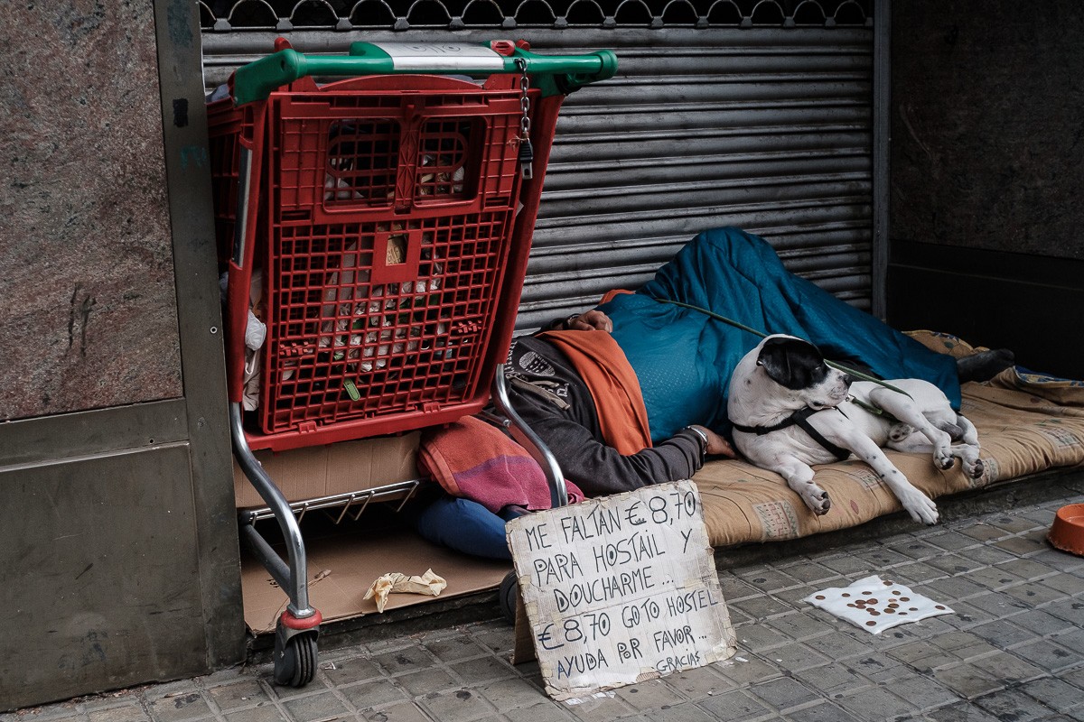 Una persona sense llar dormint al centre de Barcelona.