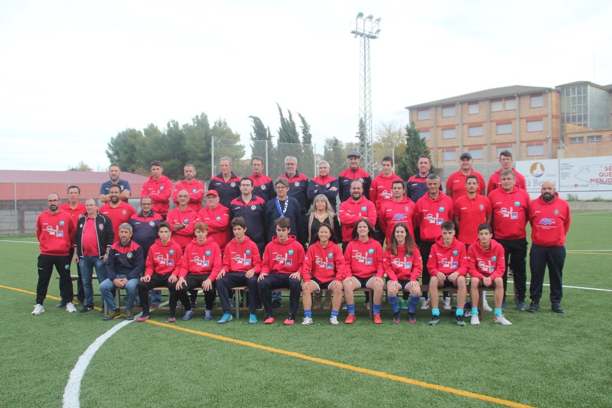 Junta directiva i cos tècnic del CF Solsona i Futbol Base Solsona Arrels, en una darrera presentació de temporada