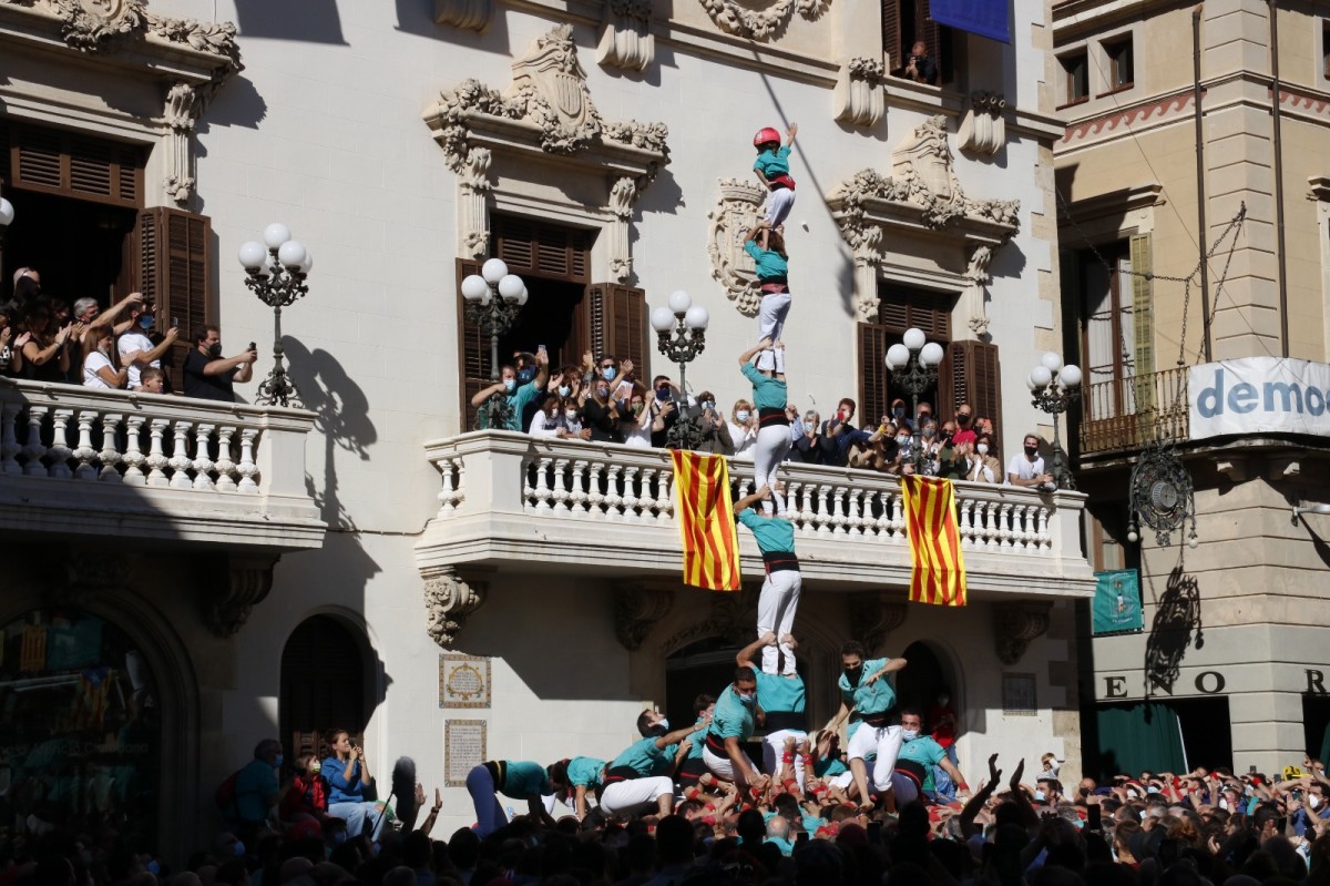 4 de 8 amb l'agulla descarregat pels Castellers de Vilafranca, en primera ronda, a la diada de Tots Sants