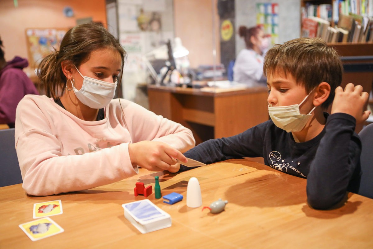 Dos infants juguen al nou espai creat a la Biblioteca Marià Vayreda d'Olot.