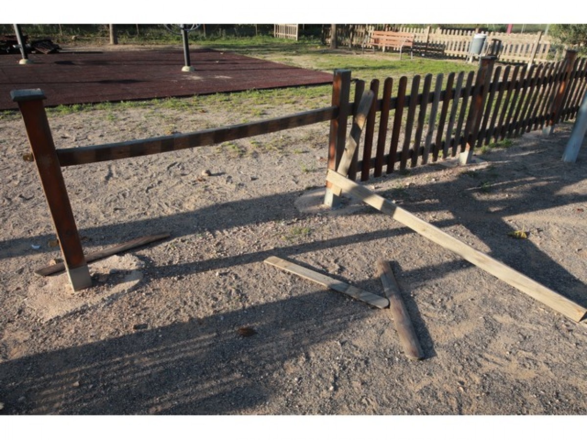 Entre altres malifetes, els menors van trencar part de la tanca de fusta del parc