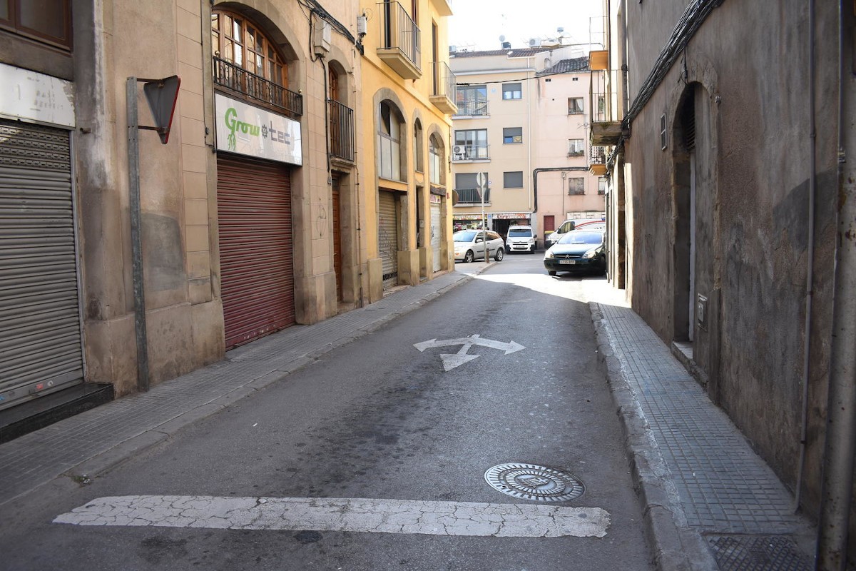 Comencen els treballs de millora de la vorera en un tram del carrer Puigterrà de Dalt