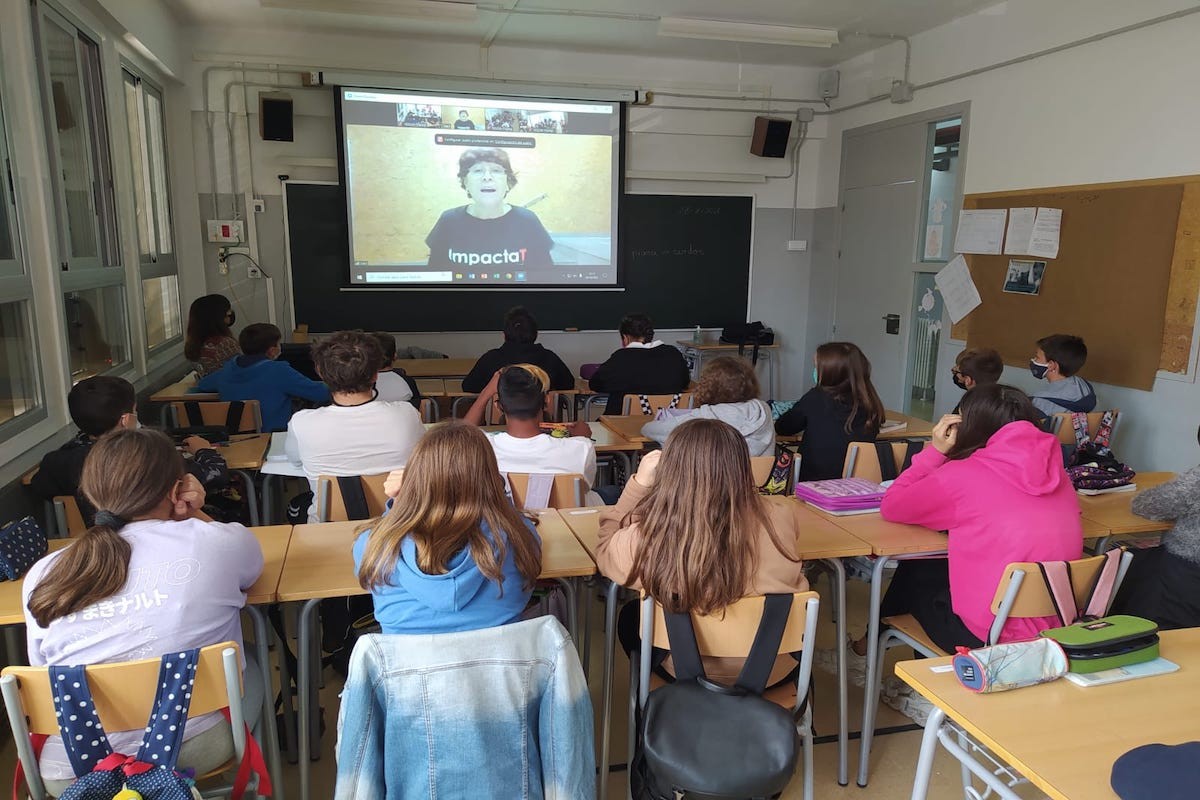 Una classe assistint a una de les sessions del fòrum virtual