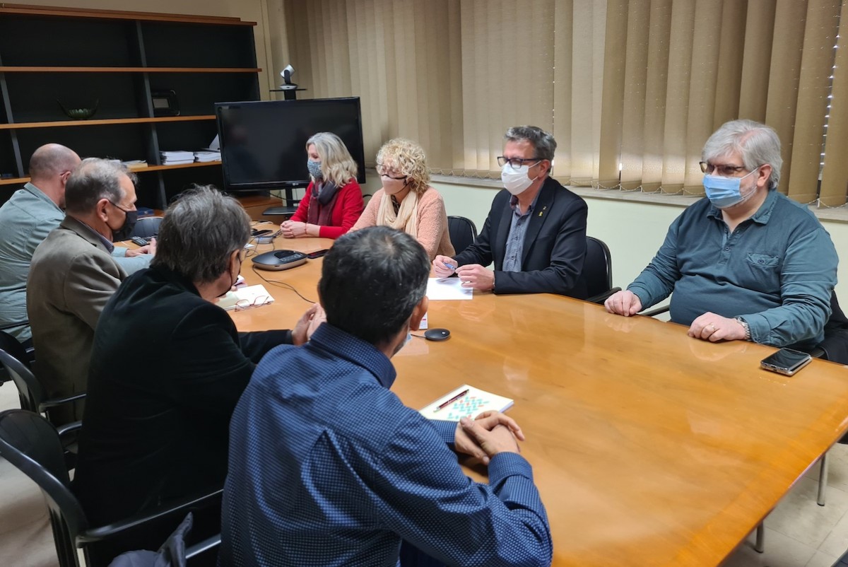 Joan Talarn durant la reunió amb els alcaldes pallaresos afectats per la MAT